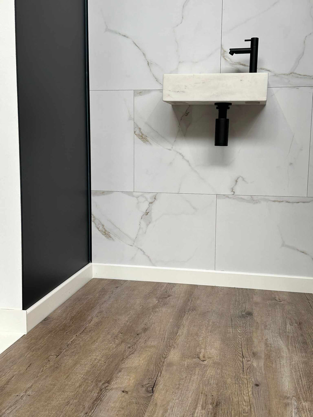 ETIQUETA PRIVADA SALIDA DELUXE OSCURA SUELO DE MADERA - 1235 x 230 x 5,6 mm